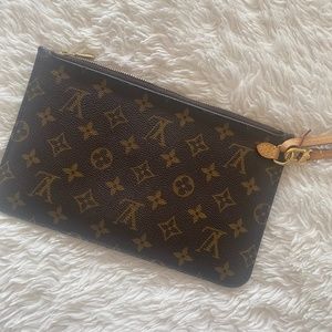 Louis Vuitton Never full pouch